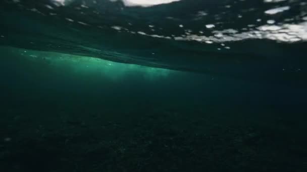 Vista subaquática, ondas do mar quebrando e brilhar no nascer do sol de verão brilhante . — Vídeo de Stock