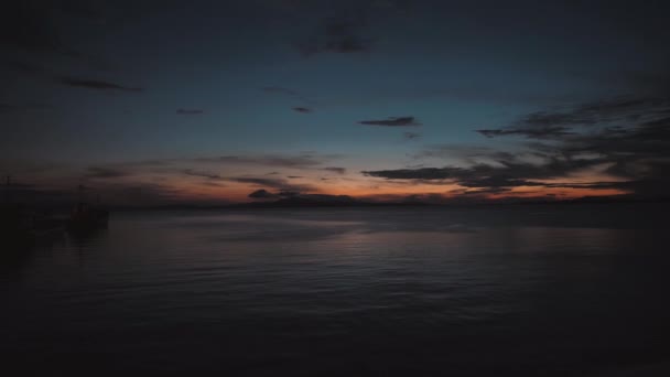 Estabilizar tiro de paisagem marinha com barcos e mar calmo ao amanhecer. 4k — Vídeo de Stock