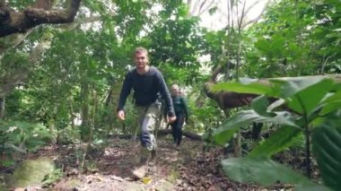 Bir genç adam ve ormanda yürüyüş yaşlı bir adam.