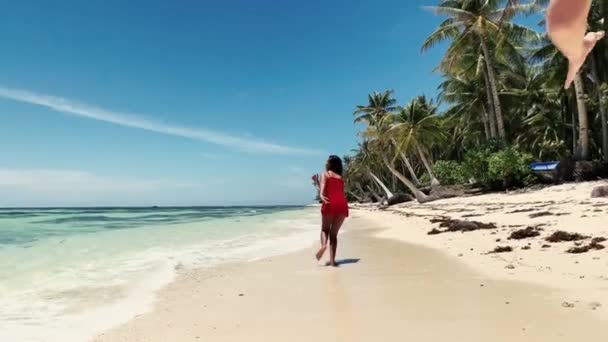 Brincalhão casal interracial, homem perseguindo a menina na praia no dia ensolarado . — Vídeo de Stock