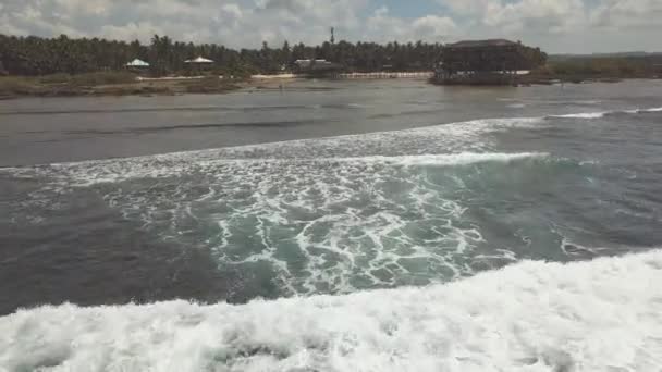 Letecká sledovací záběry rozbití vln na pobřeží tropického ostrova. — Stock video