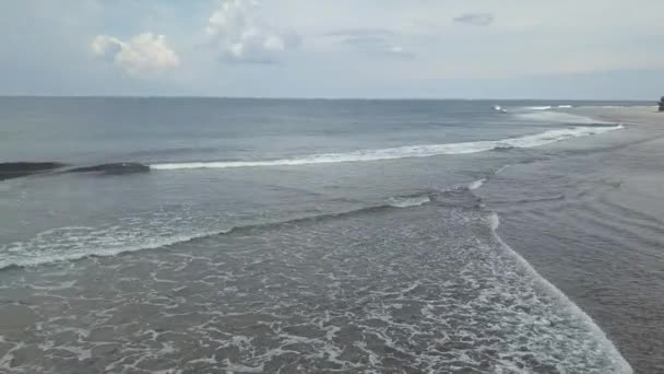 4k Beyaz kırma dalgaları ile deniz kıyısının havadan görünümü. — Stok video