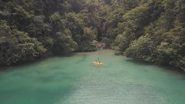 Filipíny, Siargao, 26-07-2019: letecký výhled, pár má rád kajaky v laguně. — Stock video
