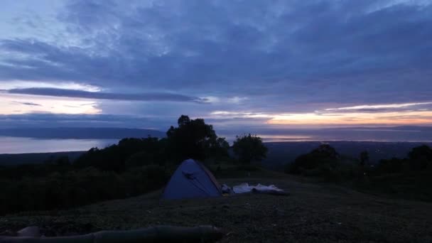 Dağın zirvesinde bir kamp alanında renkli gün sonu timelapse. — Stok video