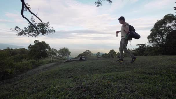 Wanderer rastet aus und trinkt Wasser am Berg. — Stockvideo