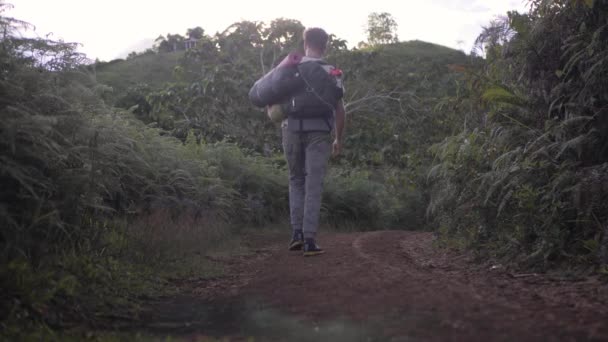 Jovens campistas casal brincalhão andando e dançando no caminho da vegetação . — Vídeo de Stock