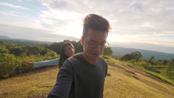 Selfie video - Feliz pareja joven tomando selfie video en las montañas al amanecer . — Vídeo de stock