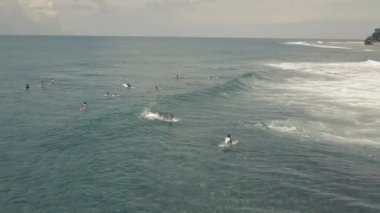 Filipinler, Siargao, 26-07-2019: Sörfçülerin dalgaları yakalayan drone görüntüleri