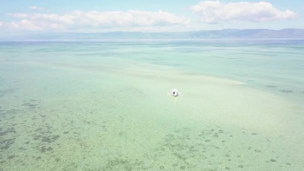 Letecký pohled na dvě malé bílé čluny zaparkované uprostřed mělkého jasného oceánu. — Stock video
