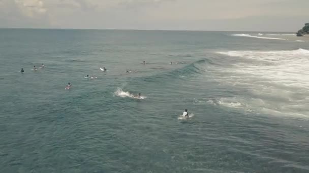 Filipiny, Siargao, 26-07-2019: materiał Drone z surferów połowu fal — Wideo stockowe