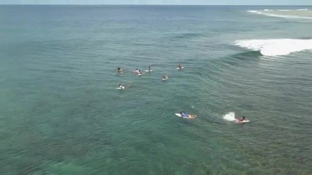 Filipiny, Siargao, 26-07-2019: utwór strzał surfer surfing z falami. — Wideo stockowe