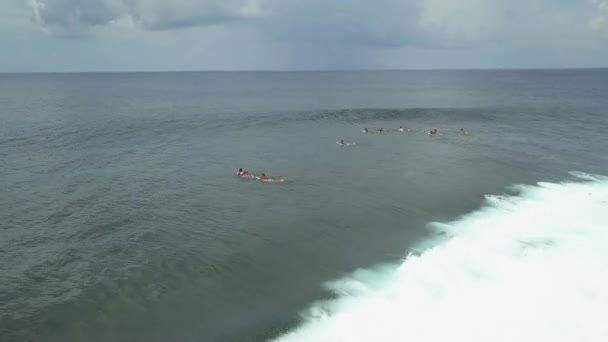 Filipinas, Siargao, 26-07-2019: Tiro aéreo, surfistas pegando e surfando ondas — Vídeo de Stock