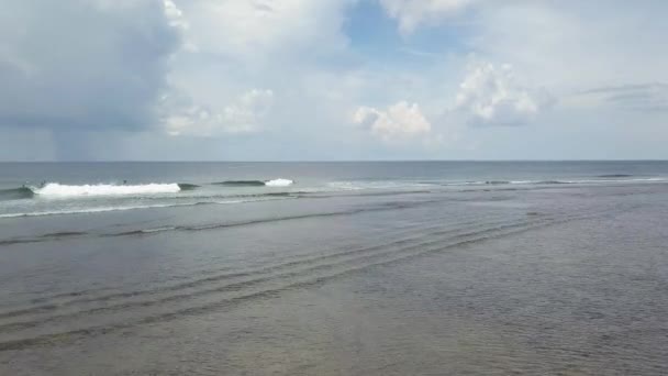 Vôo de drone vista das ondas em um local de surf nas Filipinas . — Vídeo de Stock