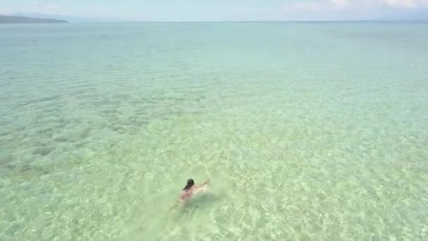 Vista aérea de un turista nadando en un océano cristalino en las Filipenses . — Vídeos de Stock