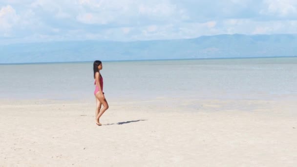 Schöne asiatische Frau zu Fuß ruhig auf einem ruhigen Strand in den Philippinen. — Stockvideo