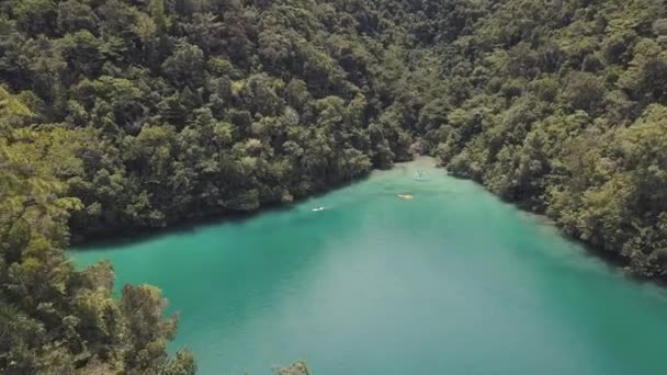 人们在桨桨和皮划艇，在绿色泻湖和丛林的顶视图. — 图库视频影像