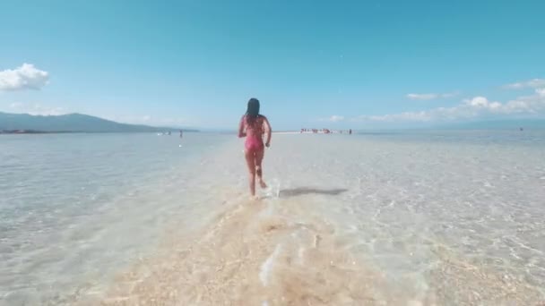 Jonge vrouw in zwempak Running op Sandbar zomer vakantie op het eiland. — Stockvideo