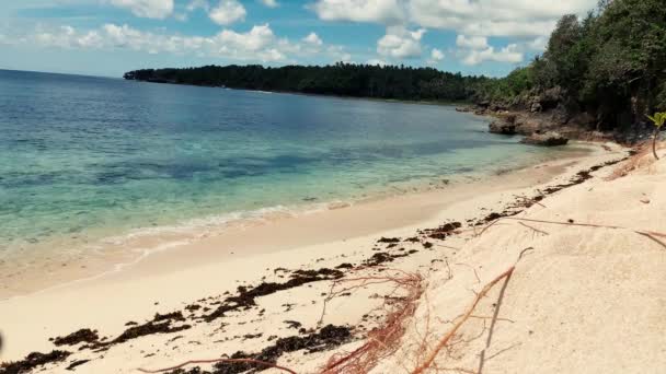 Vista pacífica del verano de la playa de arena blanca en una isla tropical en Filipinas — Vídeo de stock