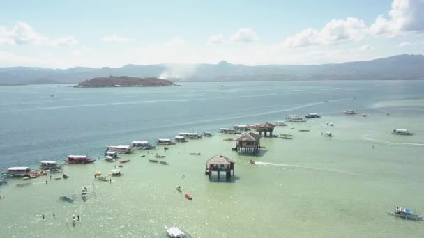 Вид сверху на курорт с глубоким и низким морем, островами, бухтами и лодками . — стоковое видео