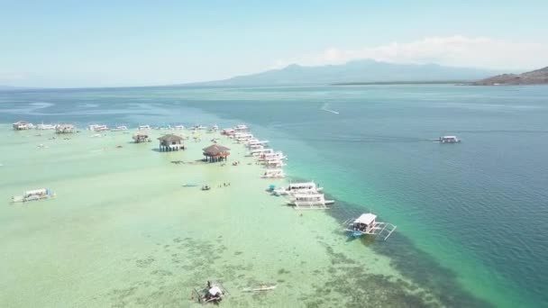 En vit turistbåt som avgår från den pittoreska Sand Bar Resort. Utsikt från luften. — Stockvideo