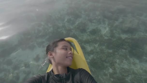 Selfie video usměvavé ženy relaxující na paddleboard plachtění v oceánu. — Stock video