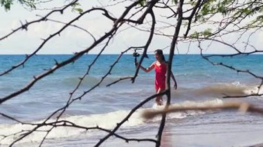 Plajda seyahat videosu kaydeden bir kadın sosyal medya uzmanı..