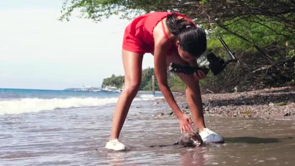 Um vlogger encontrou um peixe morto lavado na costa ao filmar história para vlog . — Vídeo de Stock