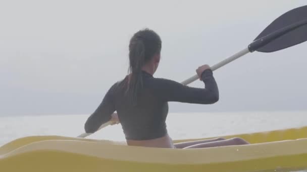 Young and strong woman kayaking in the calm ocean at tropical resort on summer. — Stock Video