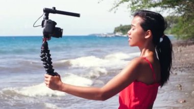 Sosyal medya için kameraya konuşan Asyalı bir kadın video kaydedici..