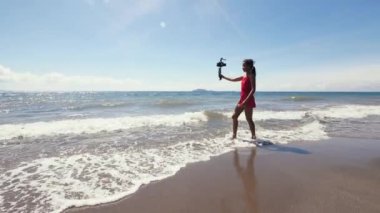 Seyahat vlog kaydedicisi tatildeyken yaz mevsiminde plajda vlog kaydediyor.