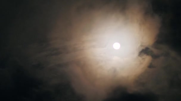 У режимі реального часу знімок хмар рухається повільно через повний місяць . — стокове відео