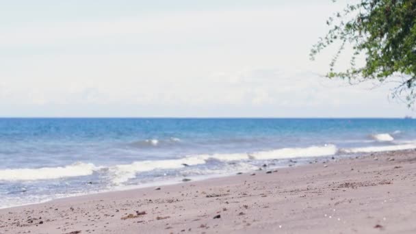 Un drone s'est écrasé et est tombé sur le sable de la plage . — Video