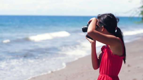 Niezdarna kobieta amatuer fotograf spadek a Dslr aparat na plaży. — Wideo stockowe