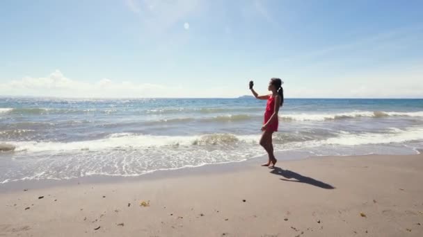 Vlogger asiático filmando vlog en la playa en verano usando smartphone — Vídeo de stock