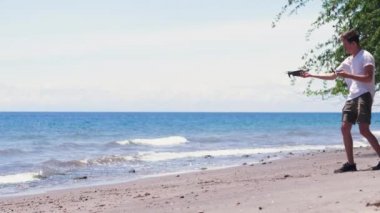 İnsansız hava aracı uçurmaya çalışan sinirli bir adam İHA 'yı yere attı..