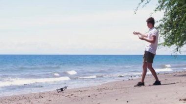 İnsansız hava aracı kullanan bir adam. İnsansız hava aracı kötüye kullanılıyor ve kötüye kullanılıyor.