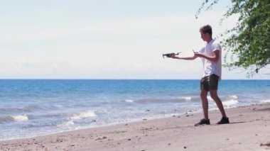 Adamın biri kumsala İHA fırlatmaya çalışmış ama İHA düşmüş..