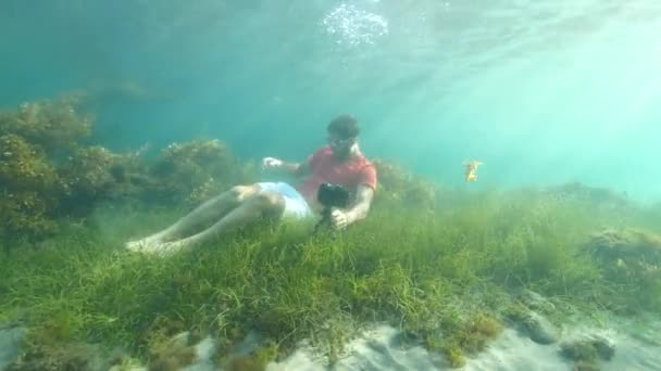 Hombre extraño usando aparatos electrónicos bajo el agua . — Vídeo de stock