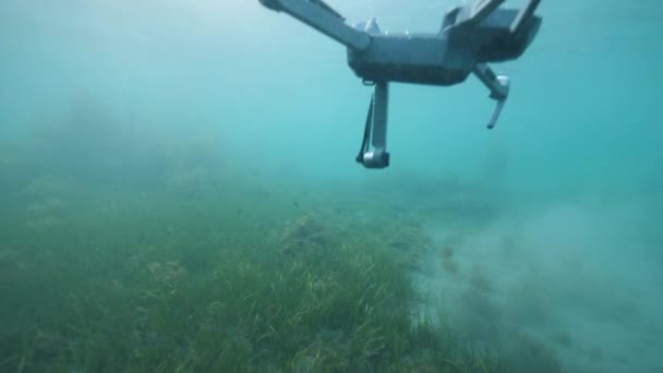 Drone se estrelló lentamente hundiéndose bajo el agua caer en el fondo del océano . — Vídeo de stock