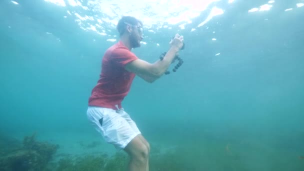 Młody człowiek robi śmieszne podwodne zdjęcia i selfie. — Wideo stockowe