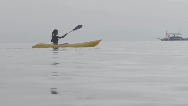 Vrouw kajakken alleen in een rustige oceaan tijdens de zomervakantie. Watersport. — Stockvideo