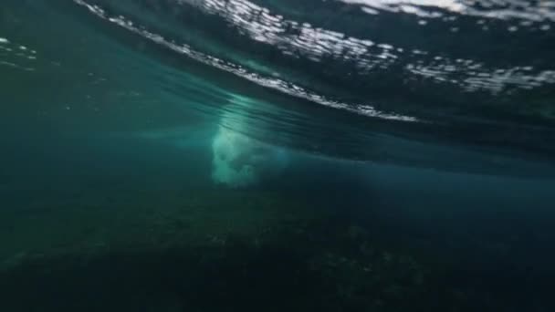 Underwater surf waves in the ocean water against the sunlight. — Stock Video