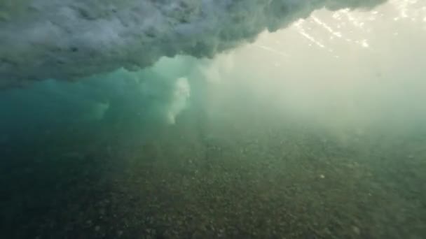 Onder water zicht van prikkelende oceaangolf met enorm veel schuim en bellen. — Stockvideo