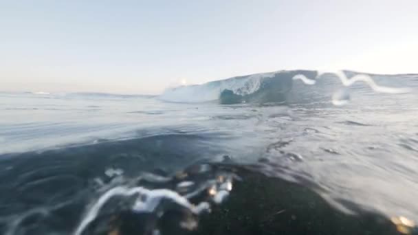 Une vue des vagues qui tournent au-dessus et sous l'eau . — Video