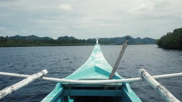 Vista de barco à vela no oceano, paisagem marítima cênica com montanhas e ilhas — Vídeo de Stock