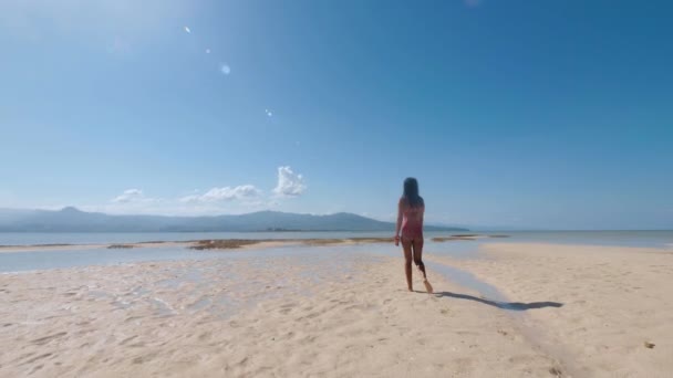 Frau im Badeanzug am Sandstrand des Ozeans auf tropischer Insel auf den Philippinen. — Stockvideo
