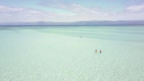 Drone vista del turista divirtiéndose caminando, nadando y relajándose en aguas cristalinas — Vídeo de stock