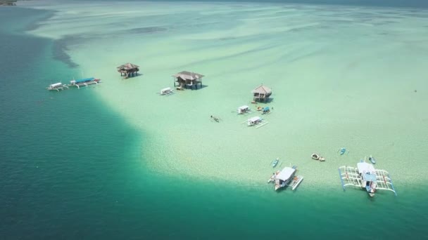 Vue De Drone Volant de captivant lagon bleu île station balnéaire en Asie . — Video