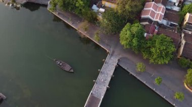 Vietnam 'daki Hoi An Eski Kasabası' nda turistsiz bir nehir köprüsü manzarası..