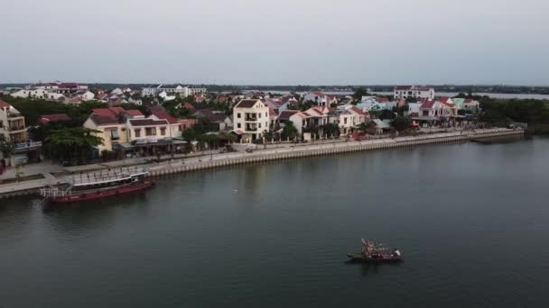 Luftaufnahme der friedlichen Stadt Hoi An in Vietnam und des historischen Flusses Thu Bon. — Stockvideo